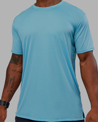 Man wearing Pace Running Tee - Retro Blue | Model:Sam | Size:L