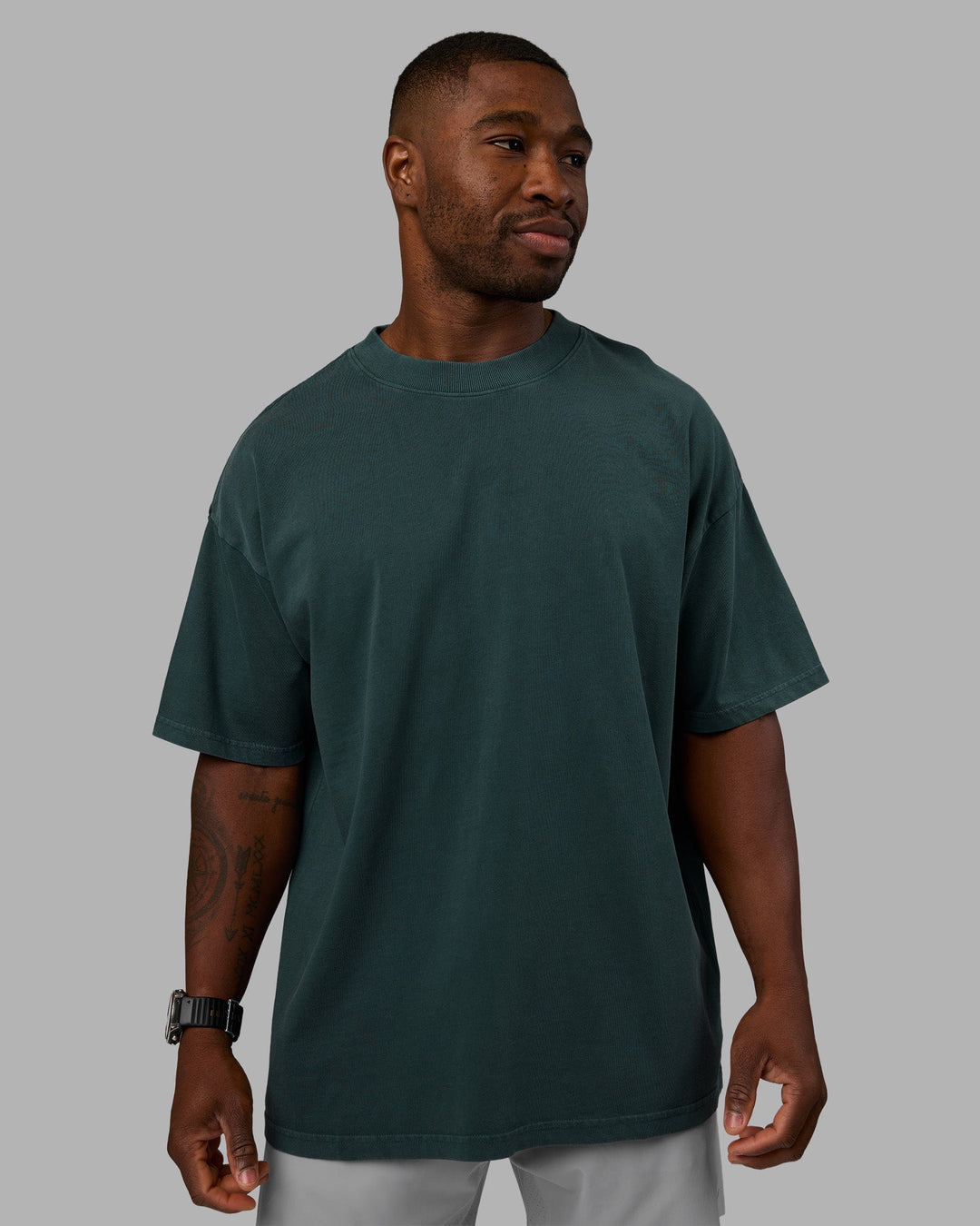 Man wearing Move Fast Washed Heavyweight Tee Oversize - Deep Sea-White | Model:Sam | Size:L