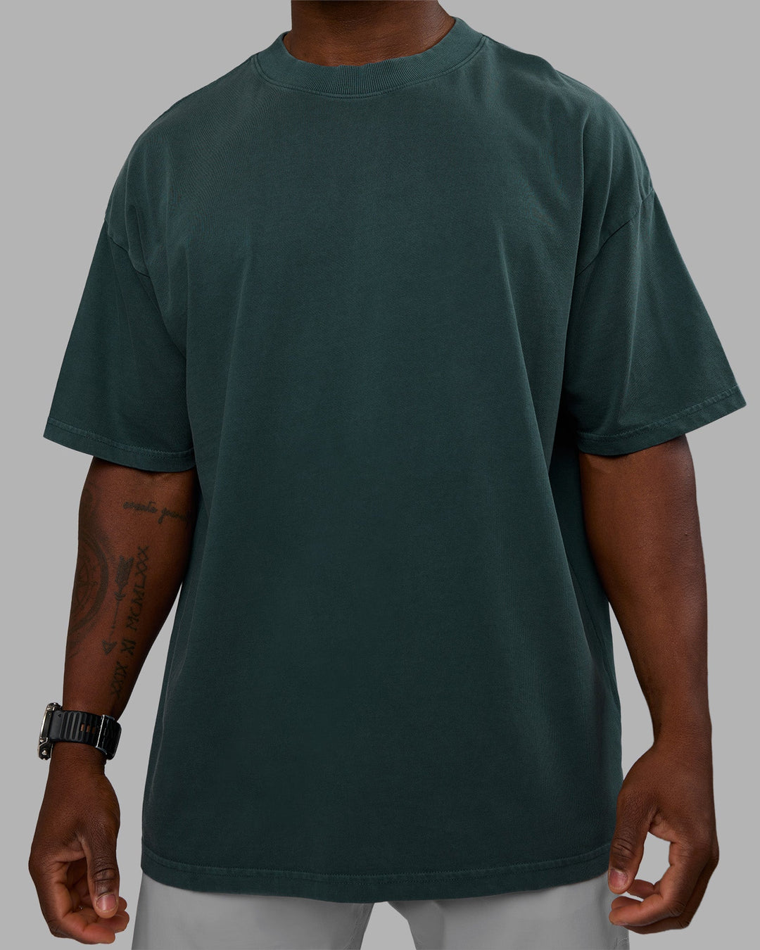 Man wearing Move Fast Washed Heavyweight Tee Oversize - Deep Sea-White | Model:Sam | Size:L