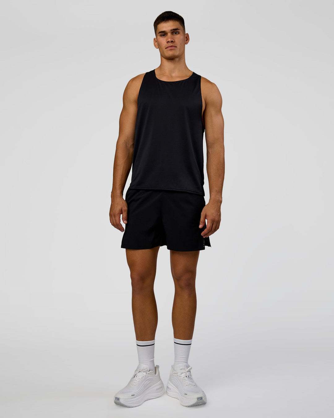 Man wearing Pace Running Tank 3.0  - Black | Model:Jackson | Size:L - view 4