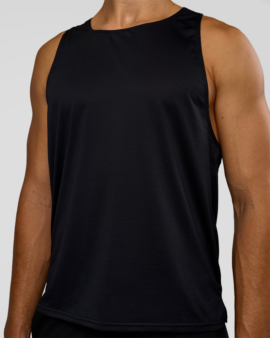 Man wearing Pace Running Tank 3.0  - Black | Model:Jackson | Size:L - view 2
