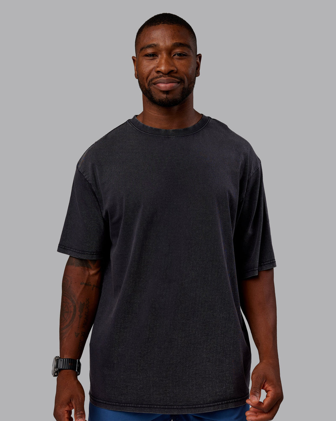 Man wearing Rise &amp; Lift Washed FLXCotton Oversized Tee - Washed Black-Indigo | Model:Sam| Size:L