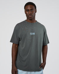 Man wearing Runner's FLXCotton Oversized Tee - Dark Storm Washed-Open Air | Model:Paabio | Size:L