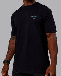 Man wearing Trust The Process 2.0 FLXCotton Tee Oversize - Black-Blue Atoll | Model:Sam | Size:L