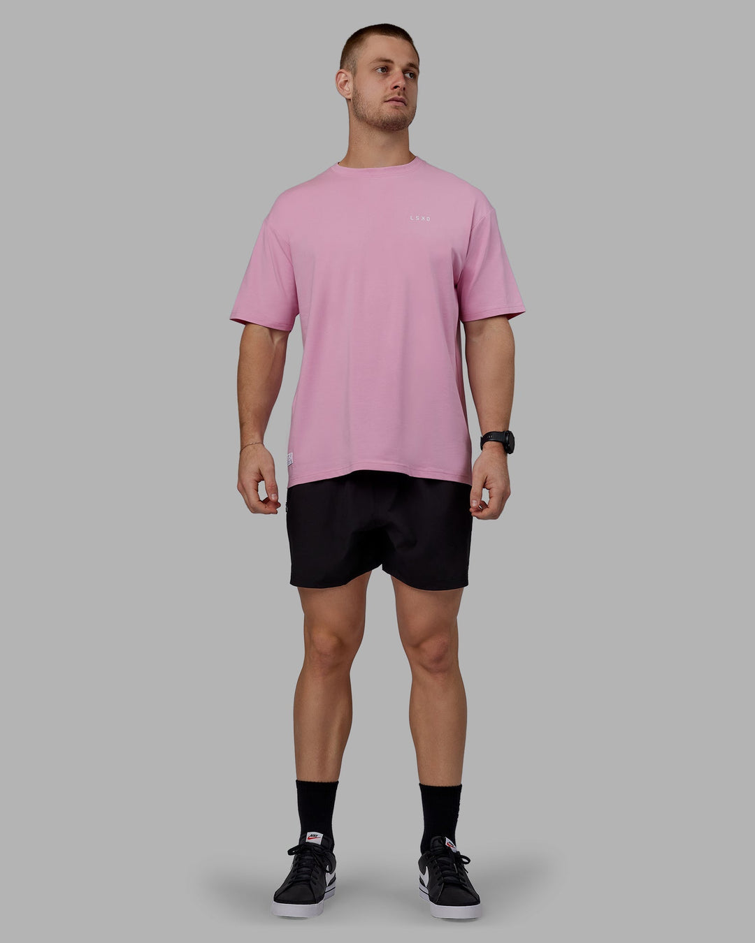 Man wearing Unisex VS1 FLXCotton Tee Oversize - Bubblegum-White