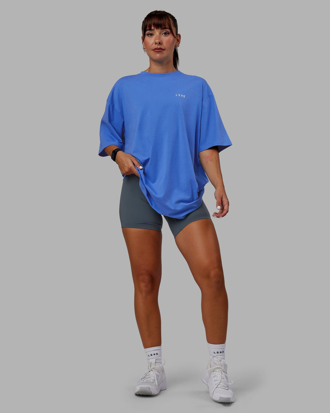 Woman wearing Unisex VS1 FLXCotton Tee Oversize - Ultramarine-White