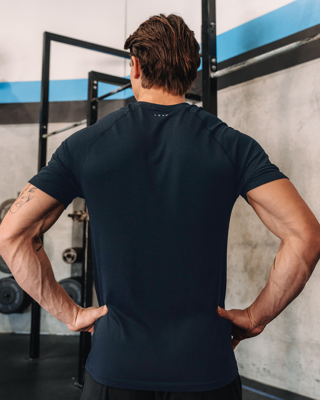 Man wearing AeroFLX+ Seamless Tee - Navy/Navy | Model: | Size:M