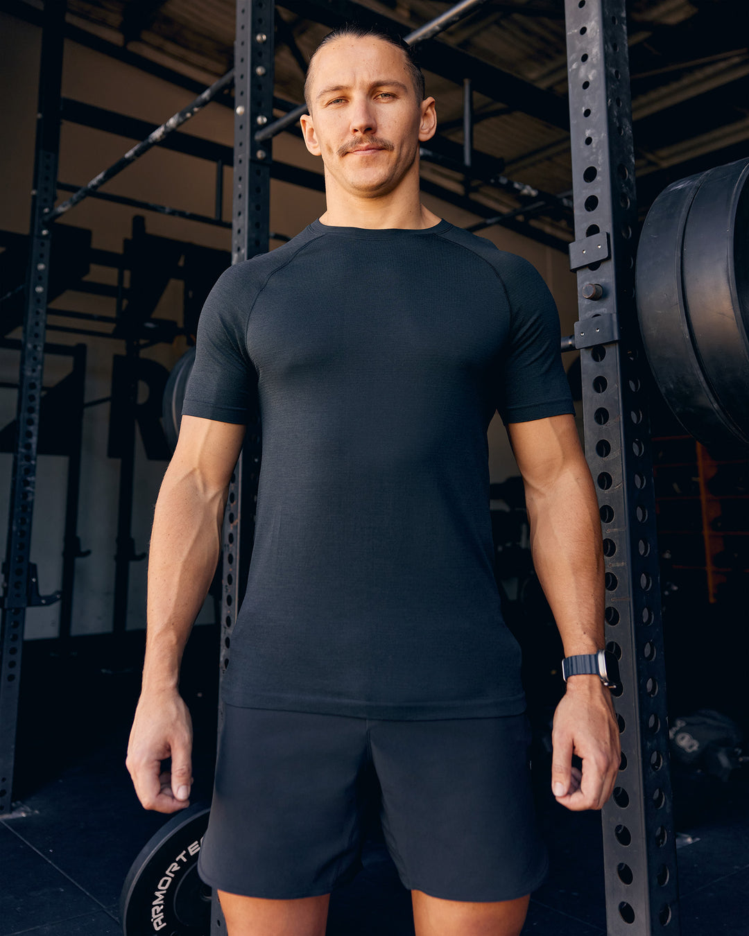Man wearing AeroFLX+ Seamless Tee - Black Marl | Model:Jaiden | Size:M