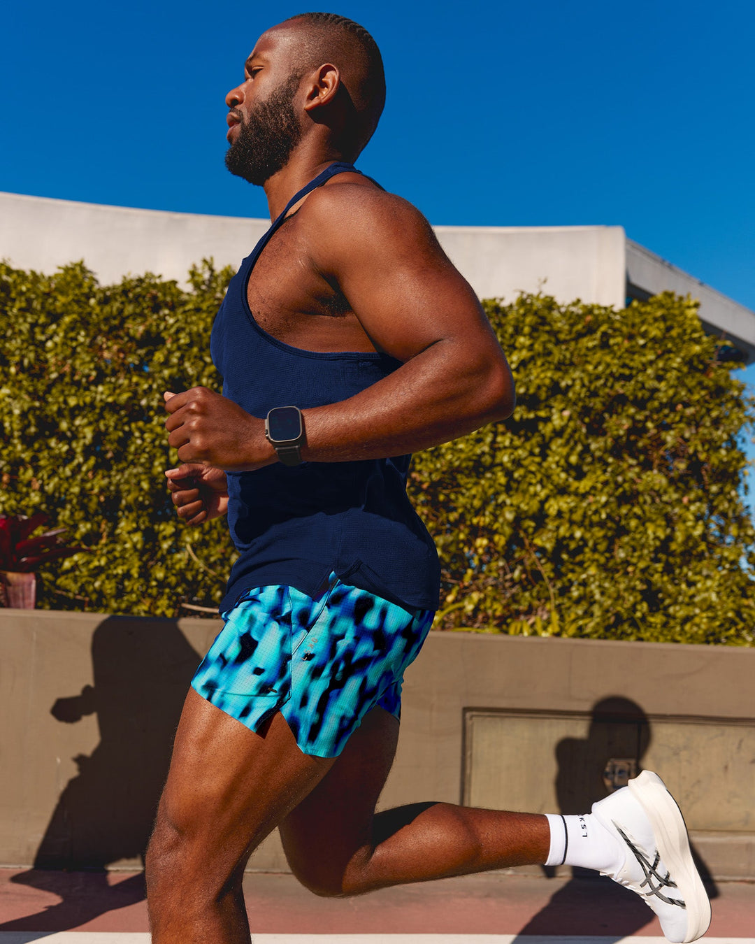Man wearing Pace Running Tank - Midnight Blue | Model:Herve | Size:M