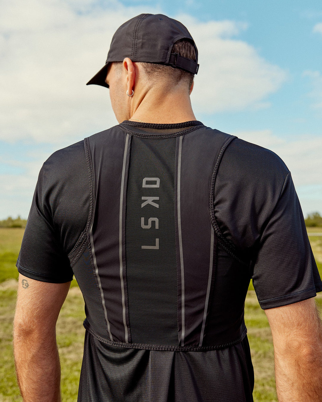 Woman wearing Pace Running Vest - Black-Reflective | Model:Jesse | Size:M/L