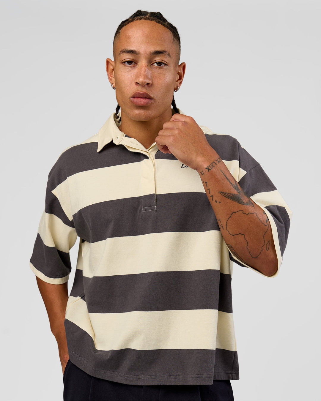 Man wearing Oversized Rugby Polo - Off White-Grey | Model:Malebo| Size:M