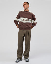 Man wearing A-Team Sweater Oversize in Cocoa Powder-Off White | Model:Albert | Size:M