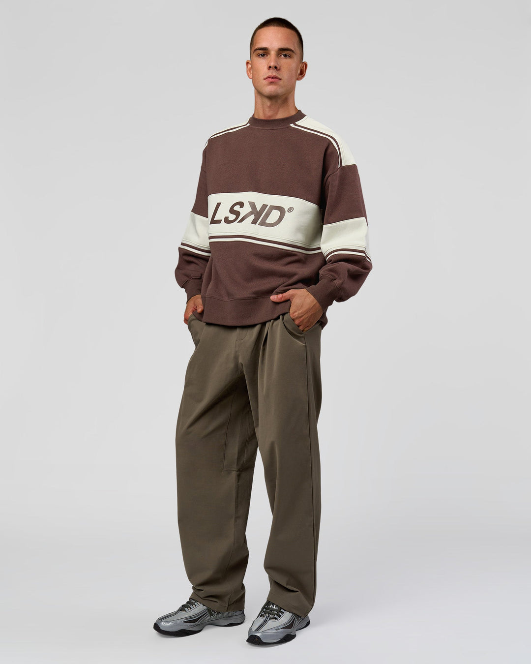 Man wearing A-Team Sweater Oversize in Cocoa Powder-Off White | Model:Albert | Size:M