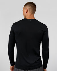 Man wearing AeroFLX+ Seamless Long Sleeve Tee (Set in Sleeve) in Black/Black | Model:Albert | Size:M | Thumbnail Index: 7