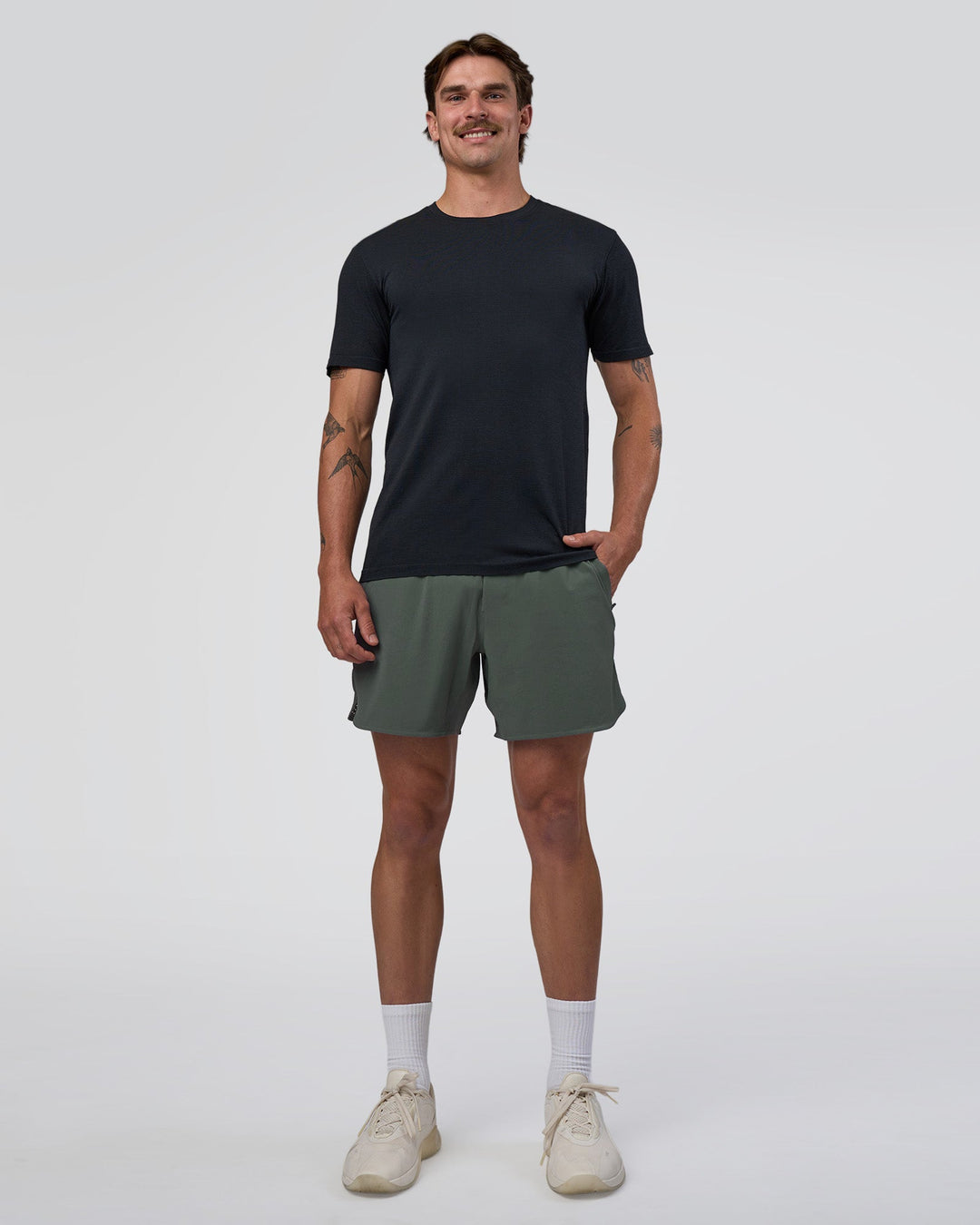 Man wearing AeroFLX+ Seamless Set In Tee - Black Marl | Model:Konnor | Size:M
