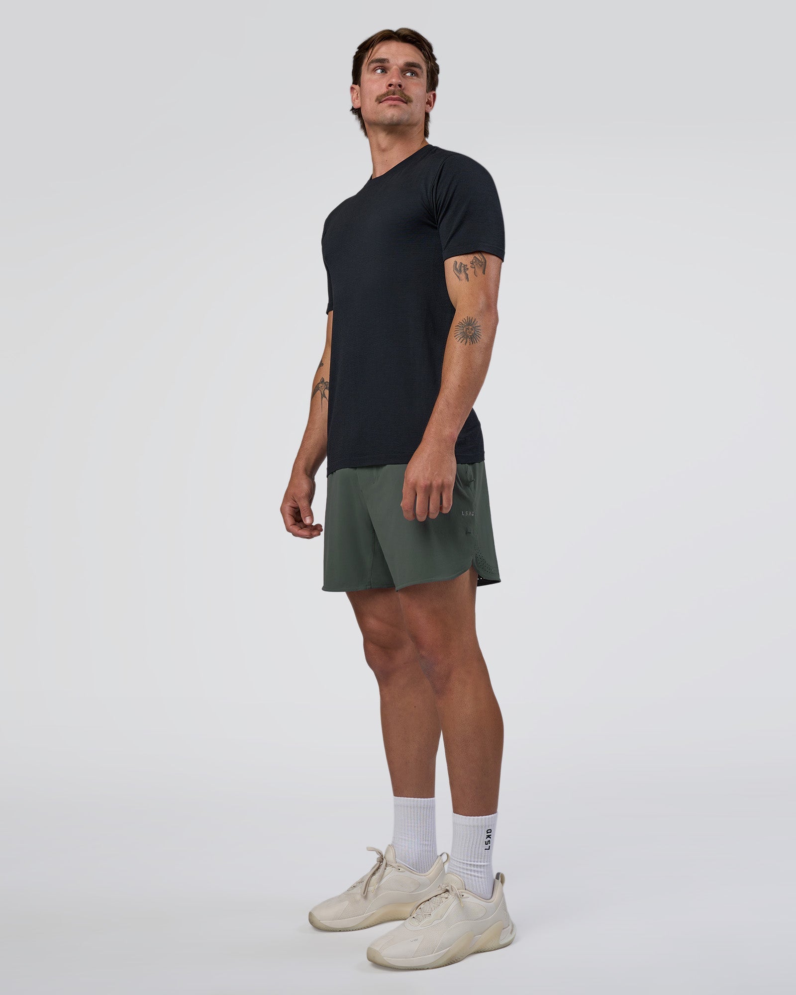 Man wearing AeroFLX+ Seamless Set In Tee - Black Marl | Model:Konnor | Size:M