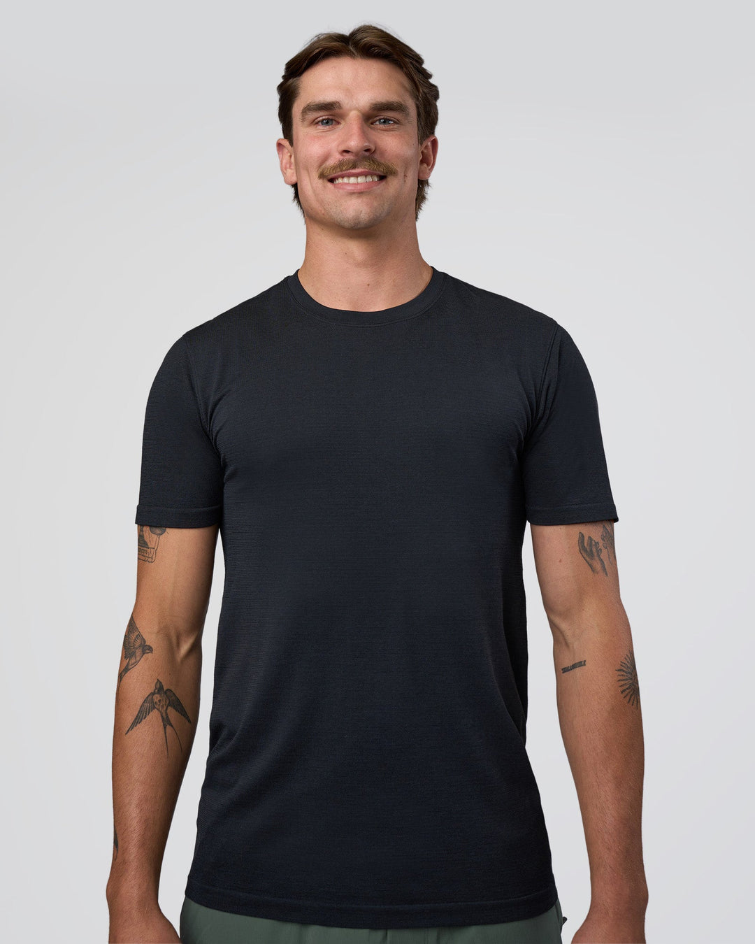 Man wearing AeroFLX+ Seamless Set In Tee - Black Marl | Model:Konnor | Size:M