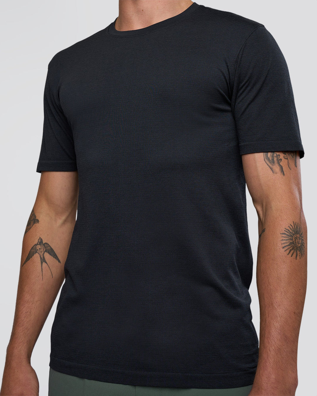 Man wearing AeroFLX+ Seamless Set In Tee - Black Marl | Model:Konnor | Size:M