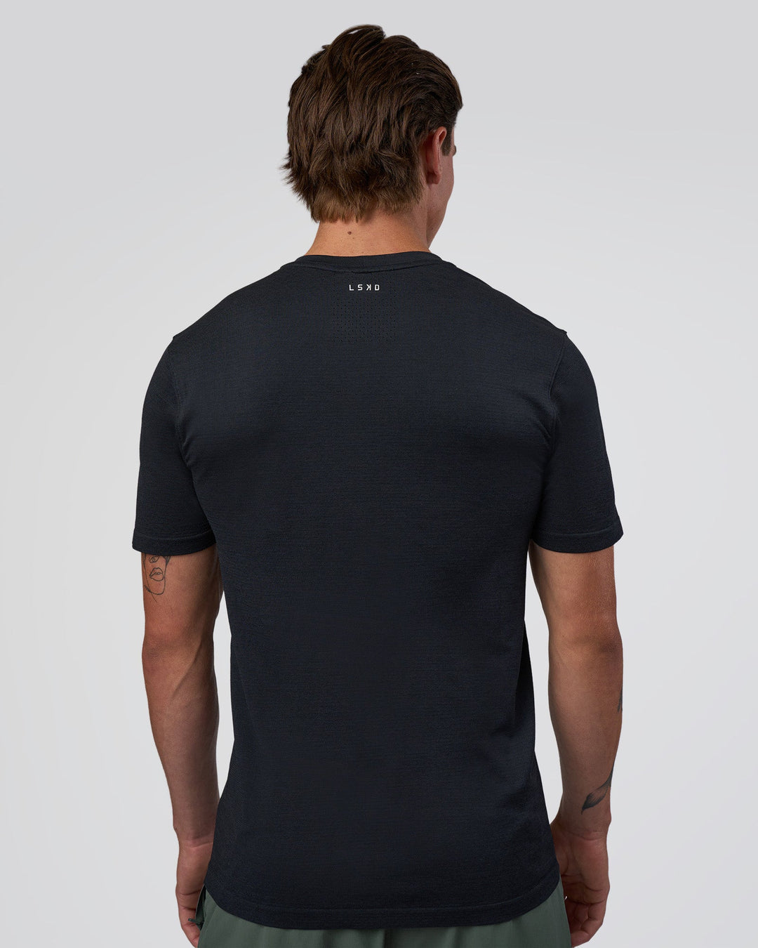 Man wearing AeroFLX+ Seamless Set In Tee - Black Marl | Model:Konnor | Size:M