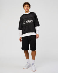 Man wearing AirCore Mesh 7" Short - Black | Model:Leandro | Size:M