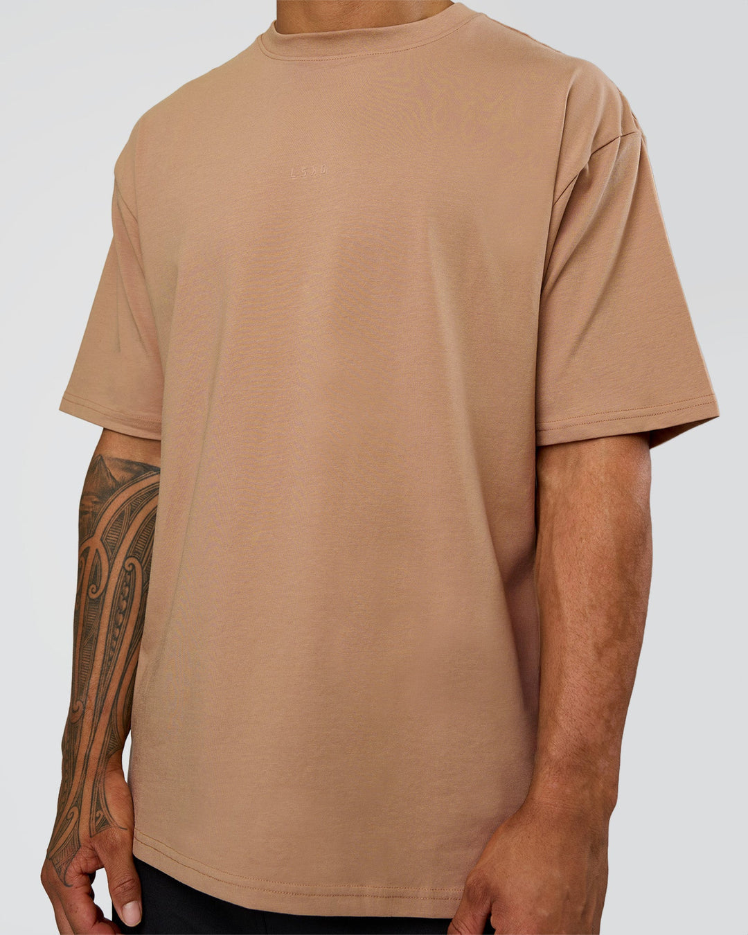 Man wearing Base FLXCotton Tee Oversized - Warm Smoke | Model:Daarian | Size:M - view 4