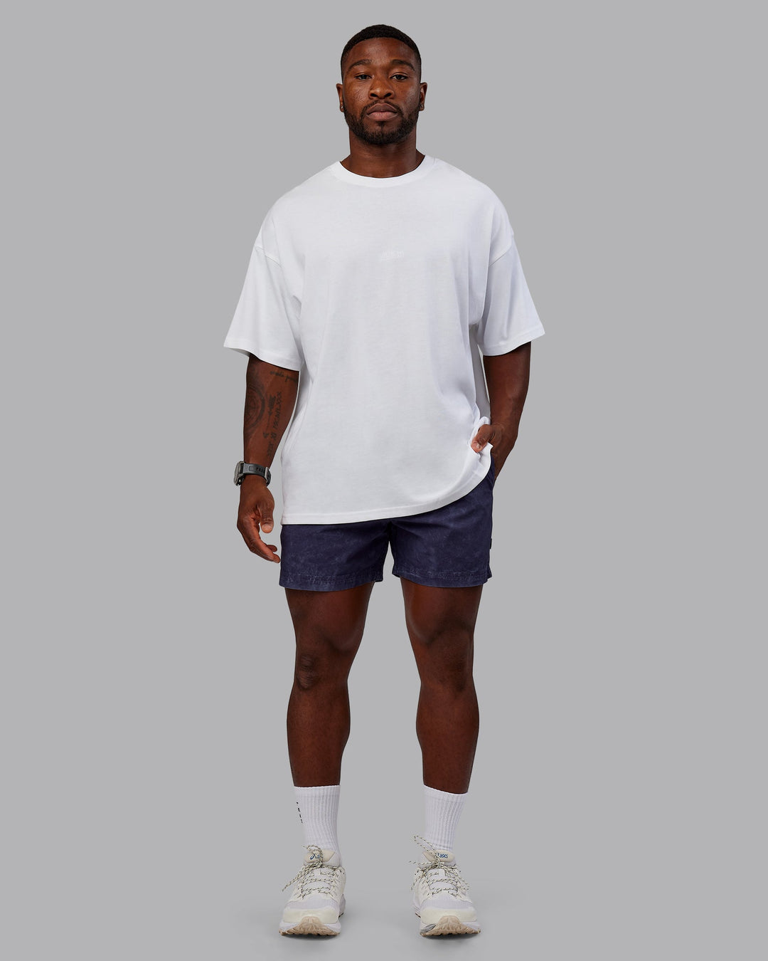 Man wearing Washed Daily 5&quot; Shorts - Midnight Blue