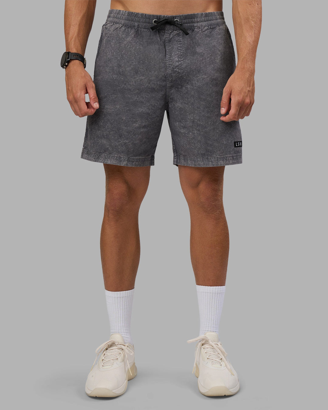 Man wearing Daily Short Pigment 7" - Pigment Dark Storm | Model:Nikola | Size:M