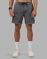 Man wearing Daily Short Pigment 7" - Pigment Dark Storm | Model:Nikola | Size:M