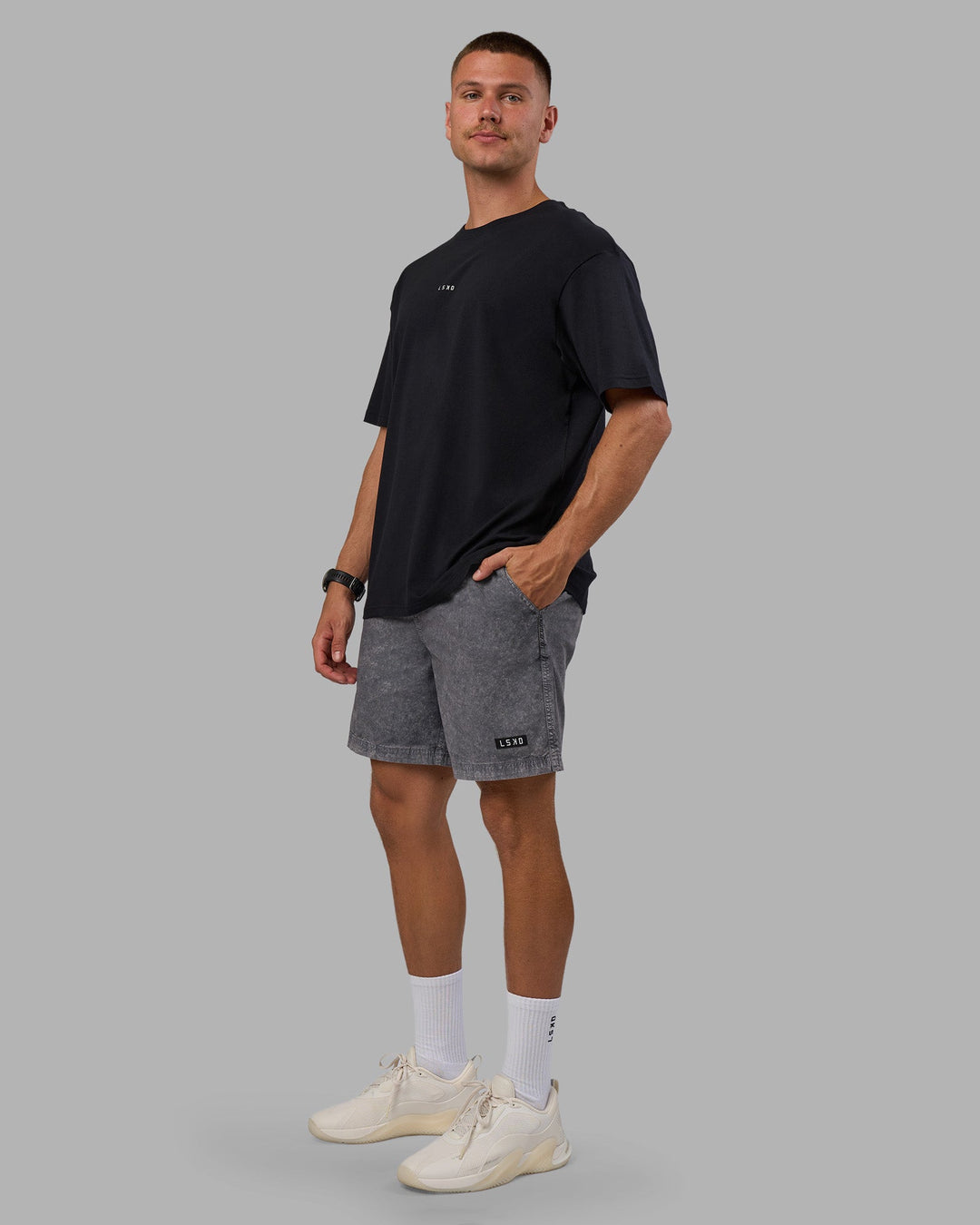 Man wearing Daily Short Pigment 7&quot; - Pigment Dark Storm | Model:Nikola | Size:M