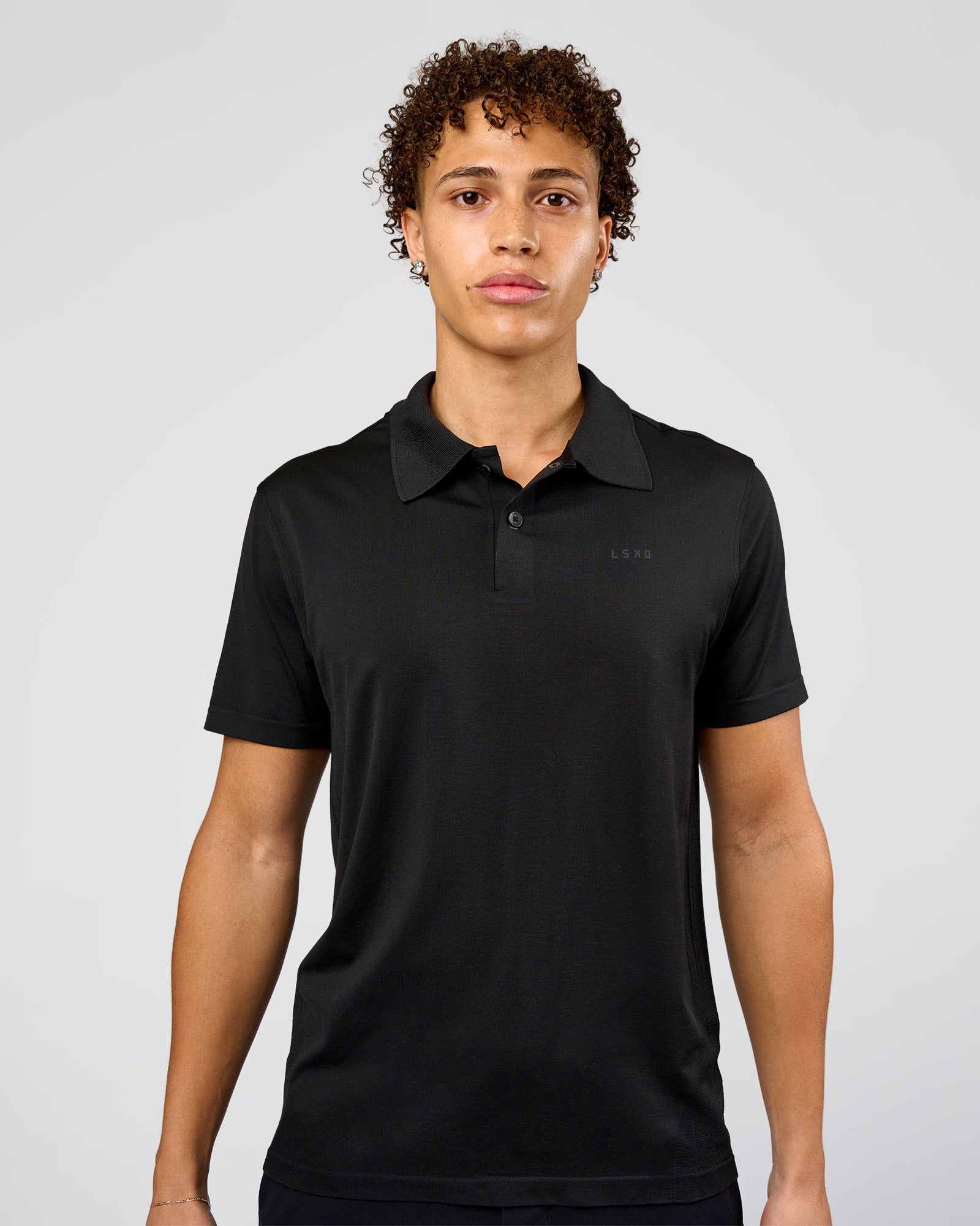 Man wearing Drive Seamless Polo - Black | Model:Leandro | Size:M