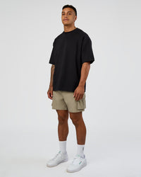 Man wearing Energy Stretch 6" Performance Cargo Short - Laurel Oak | Model:Daarian | Size:M