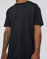 Man wearing Forever EffortlessTech Tee - Black | Model:Daarian | Size:M