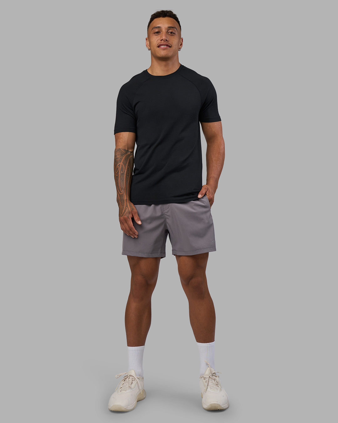 Man wearing AeroFLX+ Seamless Tee - Black Marl | Model:Daarian | Size:M