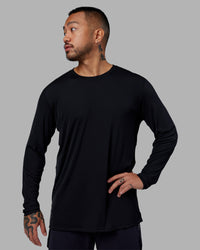 Man wearing Pace Running Long Sleeve Top - Black | Model:Justin | Size:M