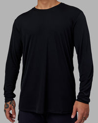 Man wearing Pace Running Long Sleeve Top - Black | Model:Justin | Size:M