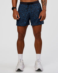 Man wearing Pace 5" Lined Running Short - Energy Print Palace Blue | Model:Malebo | Size:M