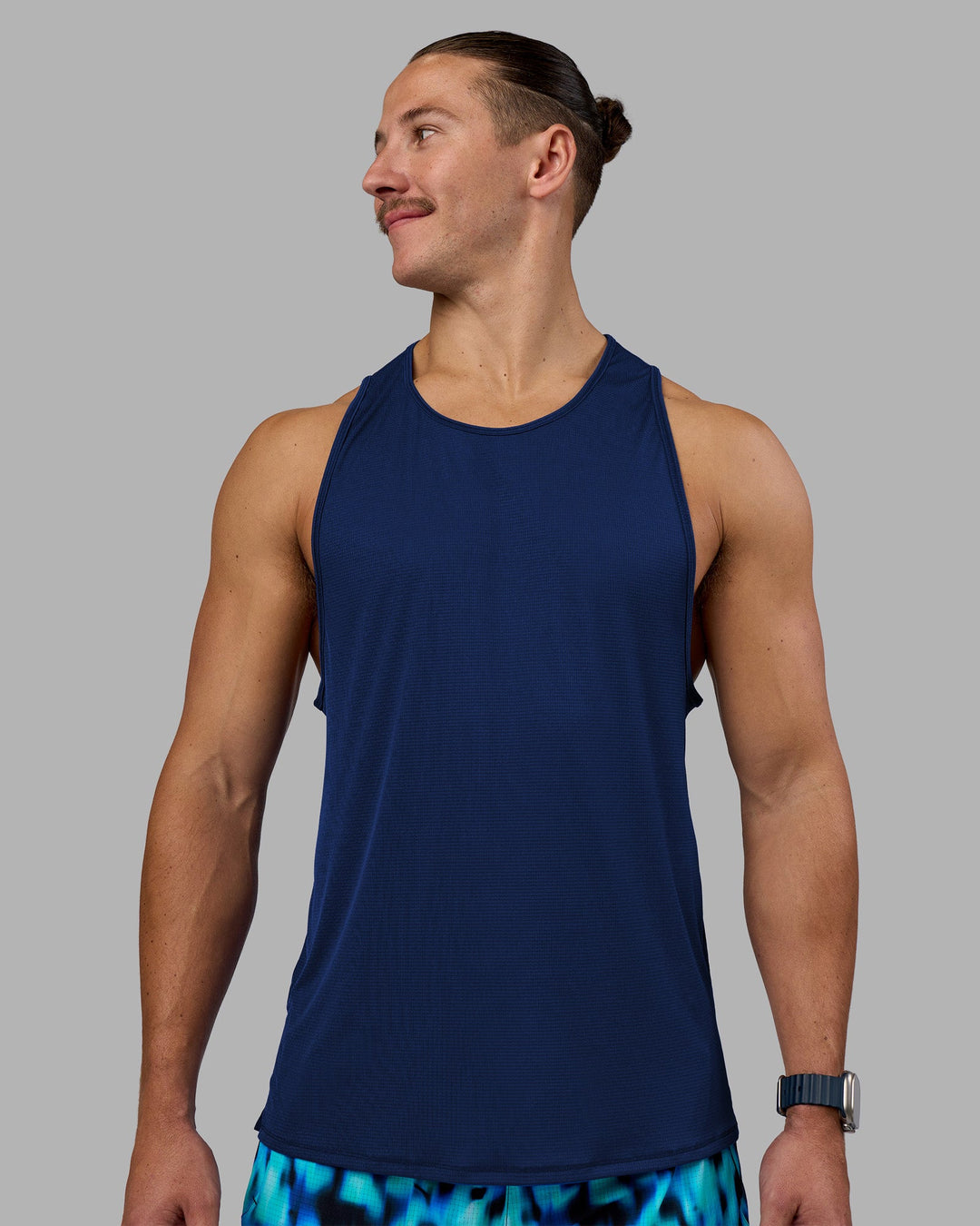 Man wearing Pace Running Tank - Midnight Blue | Model:Jaiden | Size:M