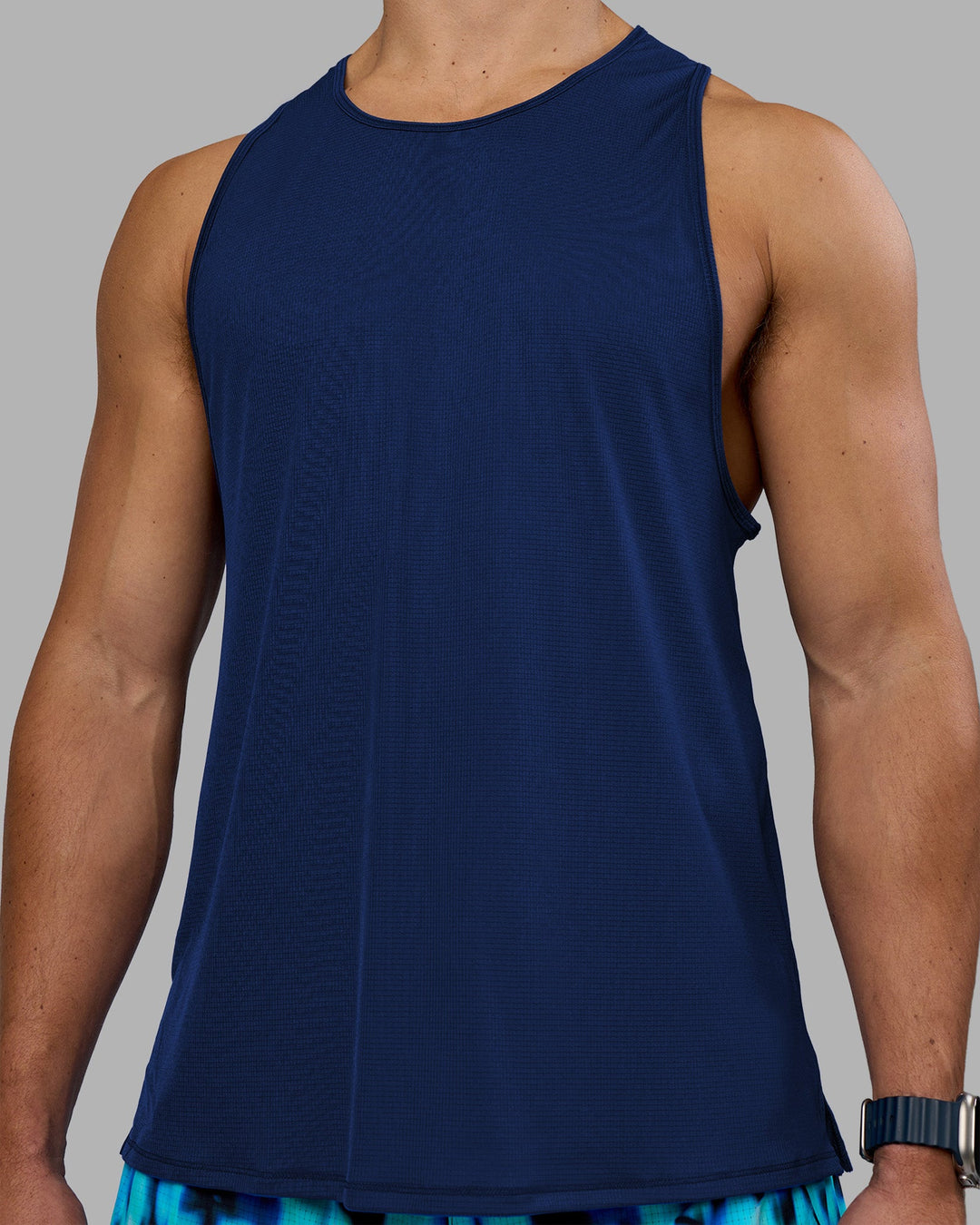 Man wearing Pace Running Tank - Midnight Blue | Model:Jaiden | Size:M