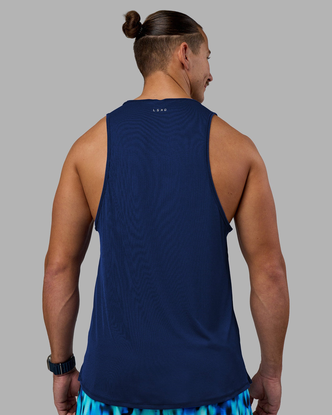 Man wearing Pace Running Tank - Midnight Blue | Model:Jaiden | Size:M