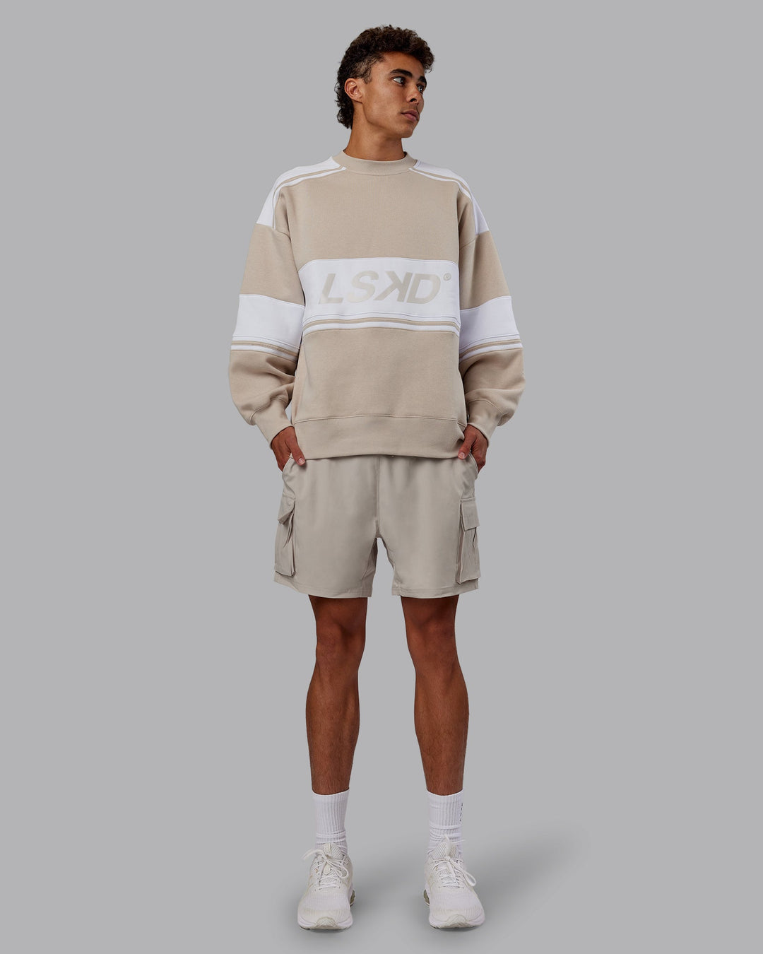 Man wearing A-Team Sweater Oversize - Shale Beige-White | Model:Jaxon | Size:M