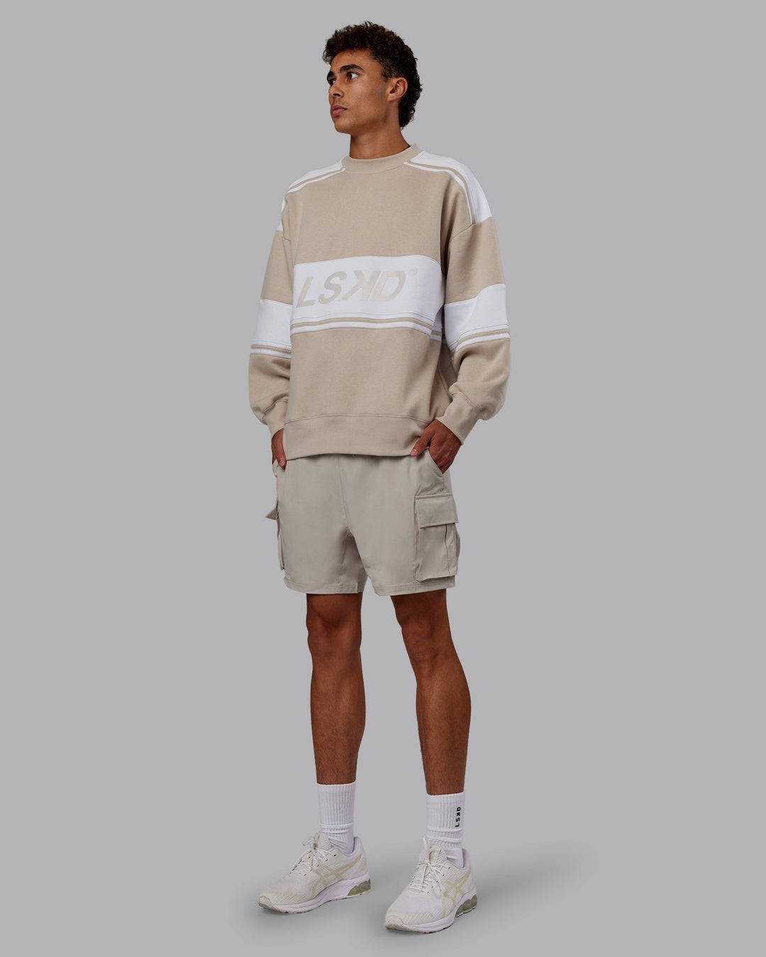 Man wearing A-Team Sweater Oversize - Shale Beige-White | Model:Jaxon | Size:M