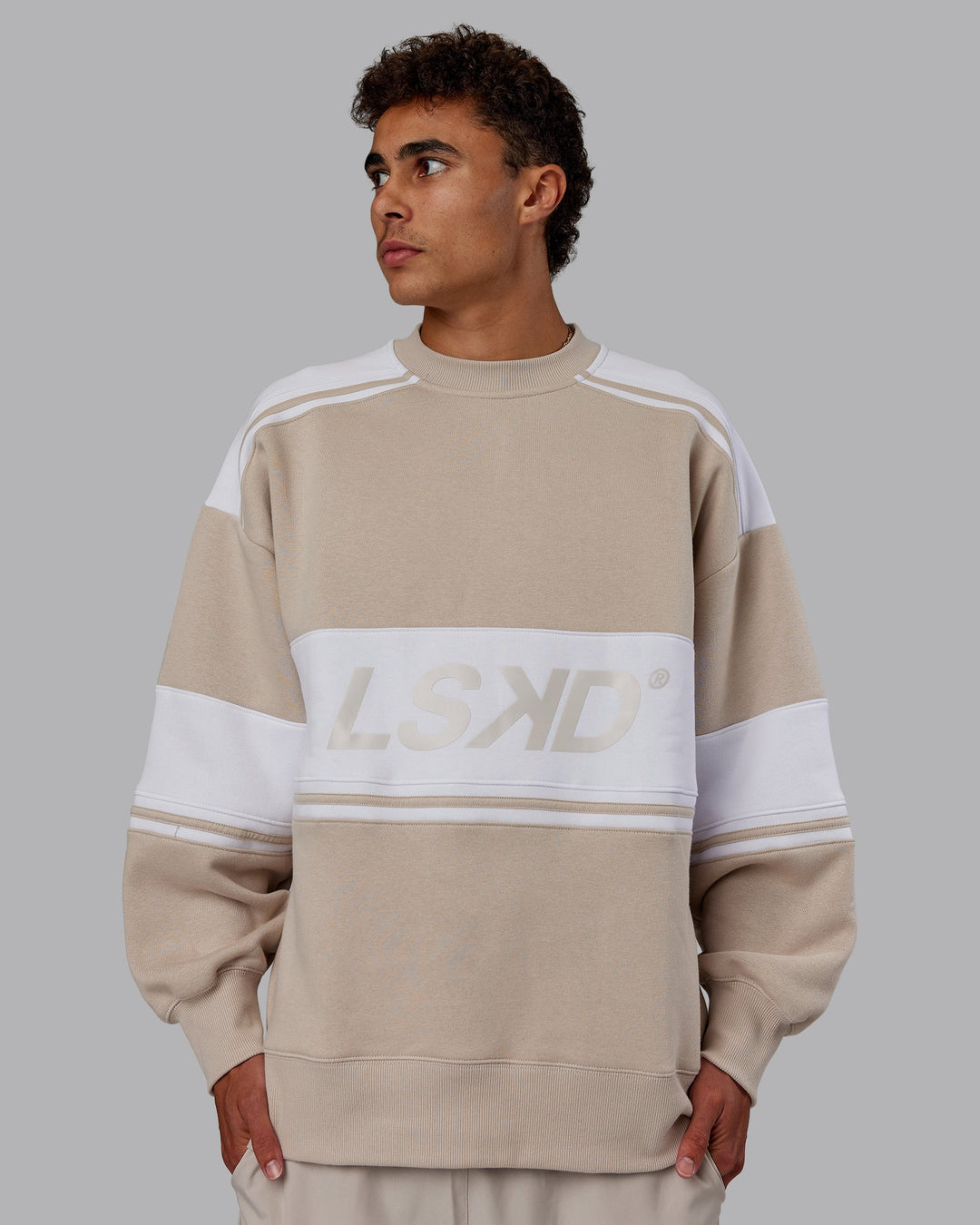 Man wearing A-Team Sweater Oversize - Shale Beige-White | Model:Jaxon | Size:M