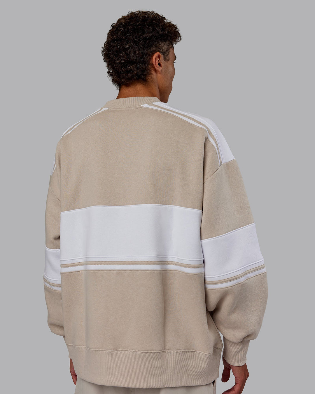 Man wearing A-Team Sweater Oversize - Shale Beige-White | Model:Jaxon | Size:M