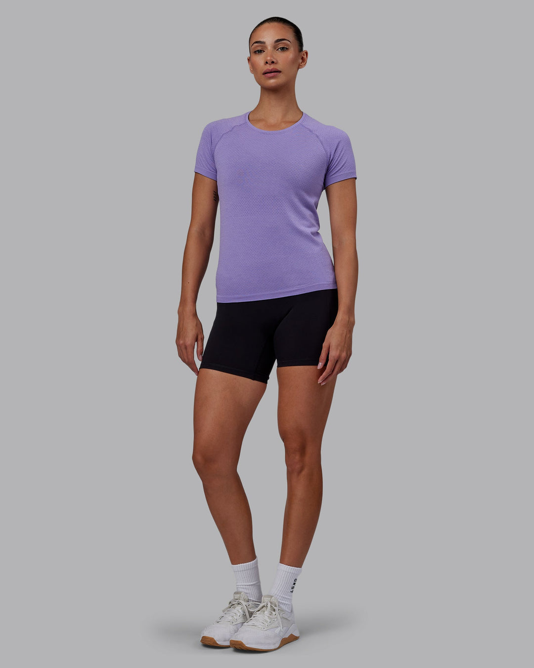 Woman wearing AeroFLX+ Seamless Tee - Dahlia Purple Marl