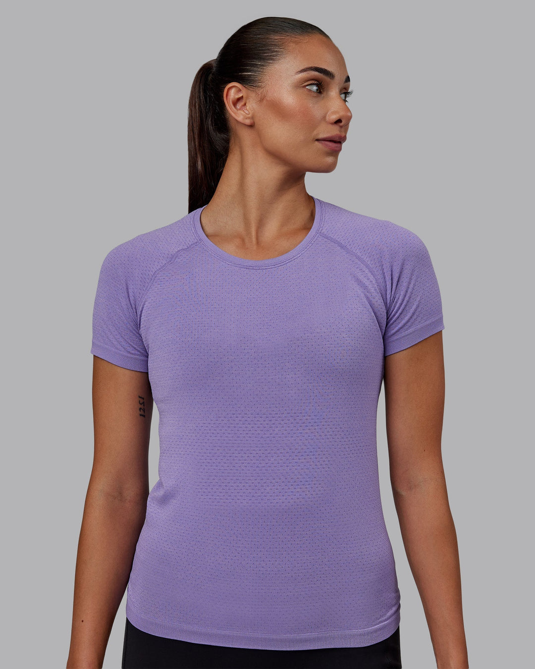 Woman wearing AeroFLX+ Seamless Tee - Dahlia Purple Marl