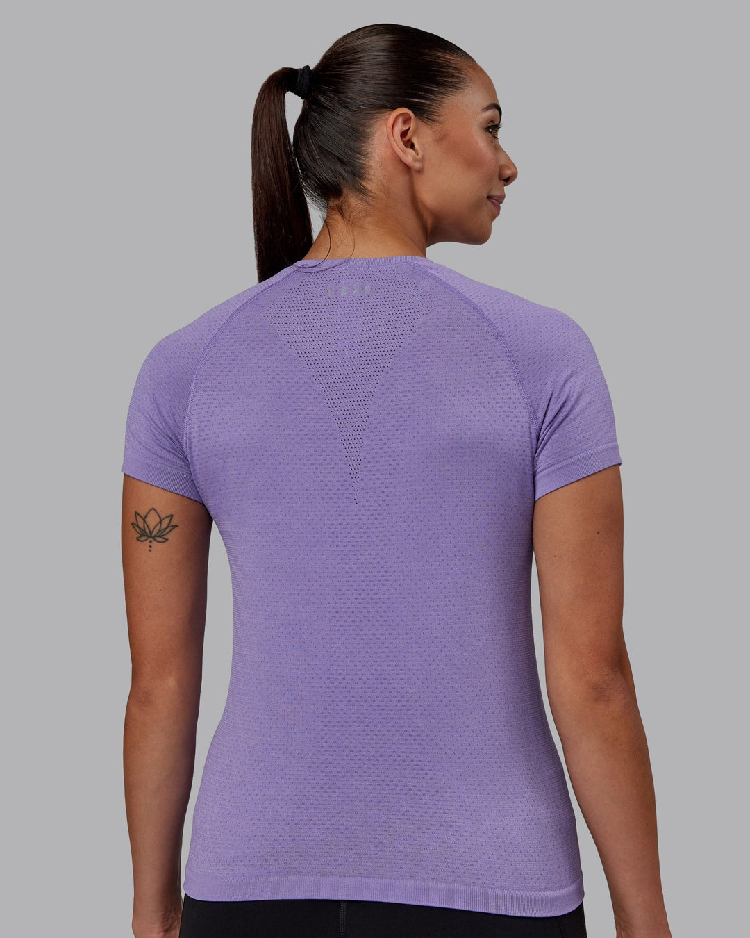 Woman wearing AeroFLX+ Seamless Tee - Dahlia Purple Marl