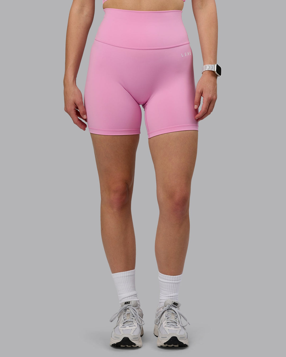 Woman wearing Base 2.0 Mid Short Tights - Bubblegum