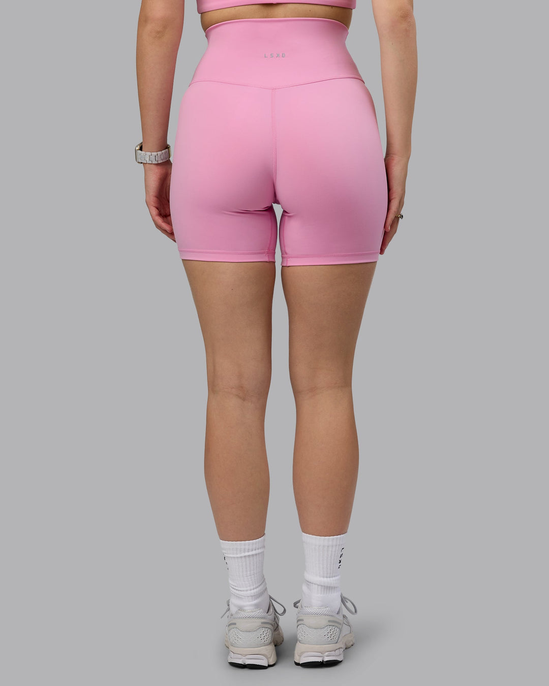 Woman wearing Base 2.0 Mid Short Tights - Bubblegum