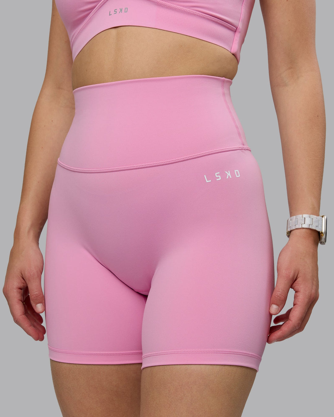 Woman wearing Base 2.0 Mid Short Tights - Bubblegum