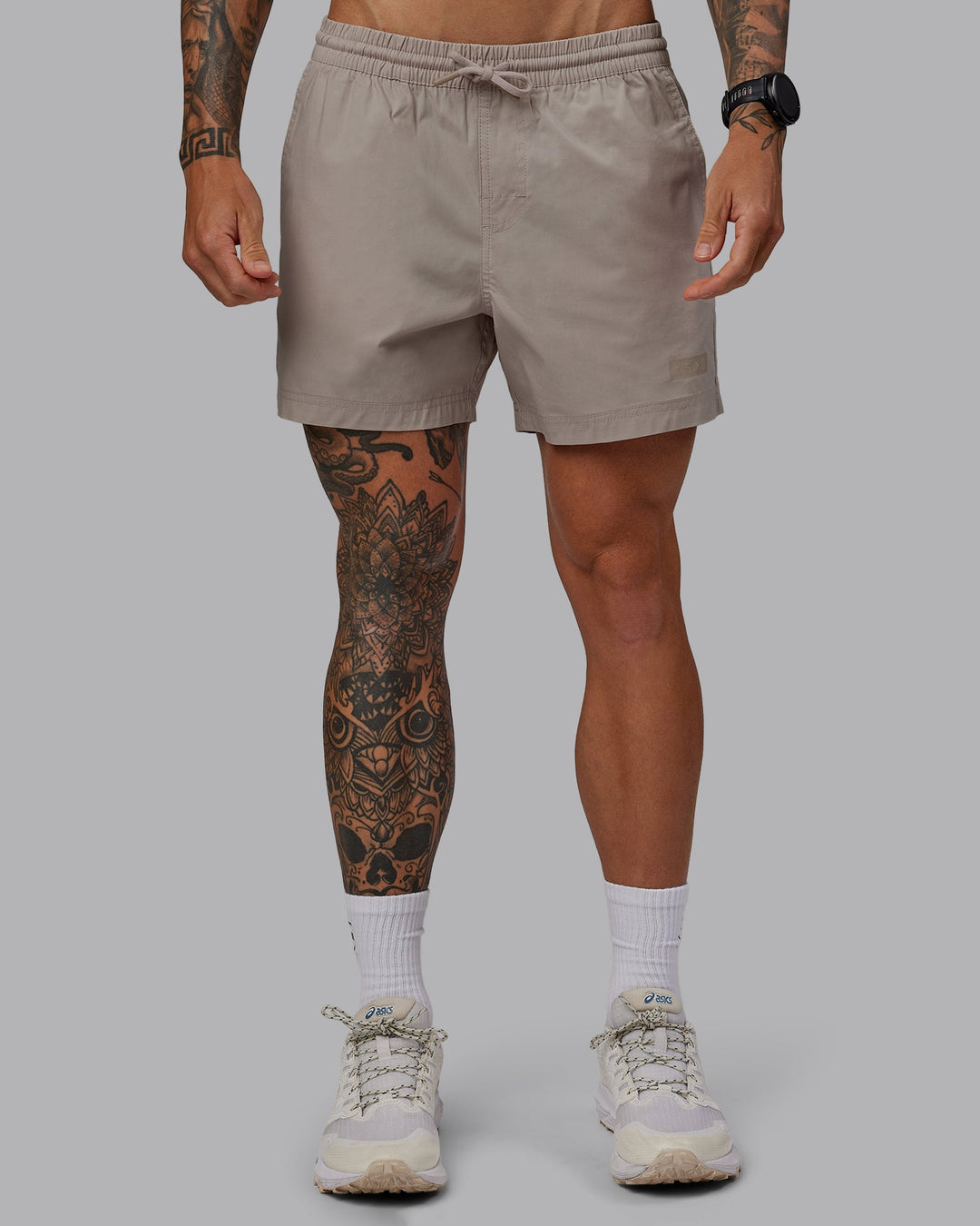 Man wearing Daily 5&quot; Shorts - Shale Beige